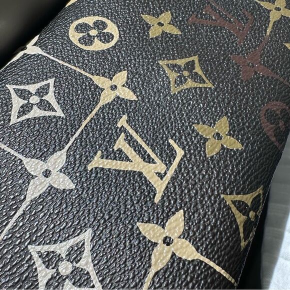 Custom Painted Authentic Louis Vuitton International Snap Wallet - Picture 6 of 17